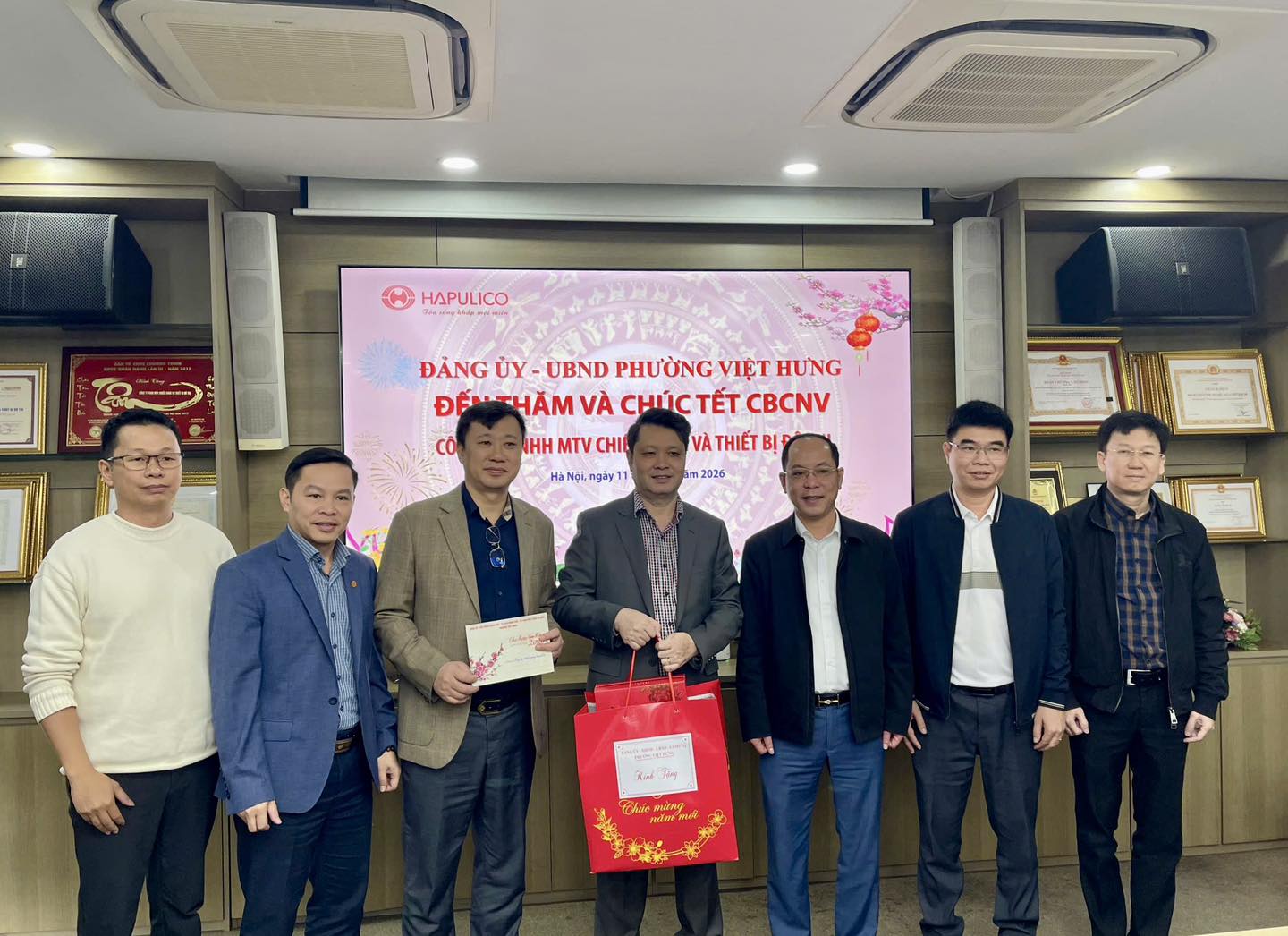 Đảng ủy – UBND phường Việt Hưng đã đến thăm và chúc Tết CBCNV HAPULICO