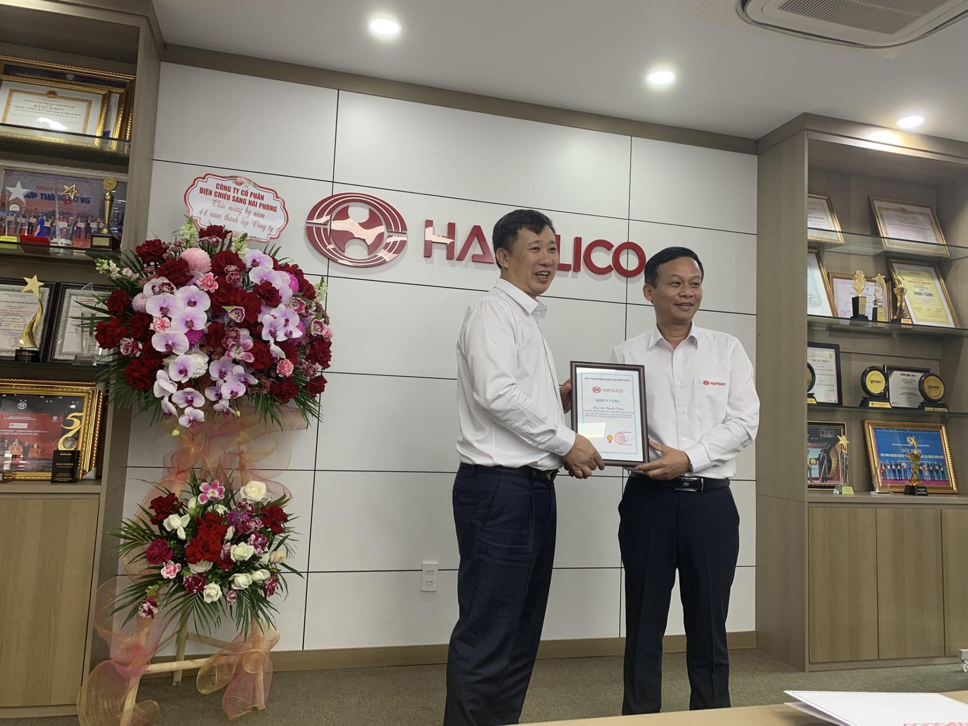 Nhân viên tiêu biểu nhất tháng 2/2026  nhận Giấy khen và tiền thưởng từ Tổng giám đốc công ty