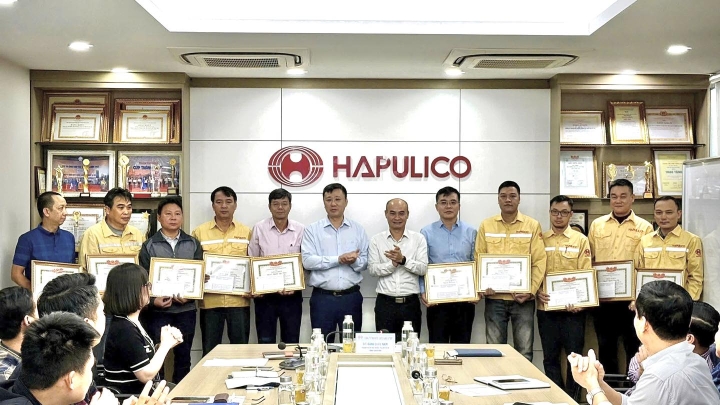 Hapulico trao Giấy khen của Giám đốc Sở Xây dựng Hà Nội cho 10 cá nhân HAPULICO có thành tích xuất sắc
