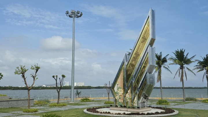 Hệ thống cột giàn đèn nâng hạ, cột đèn trang trí và đèn pha LED do HAPULICO sản xuất, lắp đặt tại Công viên Đống Đa, Quy Nhơn