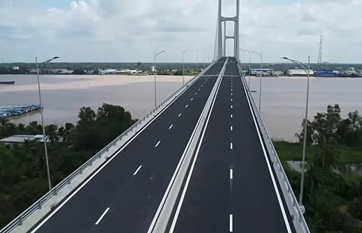 Đèn Led chiếu sáng đường phố TORES do HAPULICO sản xuất được lắp đặt trên cầu Rạch Miễu 2 nối tỉnh Đồng Tháp và Vĩnh Long