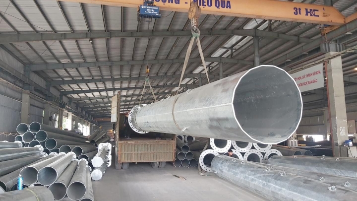 Nhà máy HAPULICO khẩn trương hoàn thành đơn hàng cột thép phục vụ dự án sân vận động tại Lào